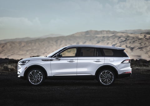 A Lincoln Aviator® SUV is parked on a scenic mountain overlook | Doral Lincoln in Doral FL