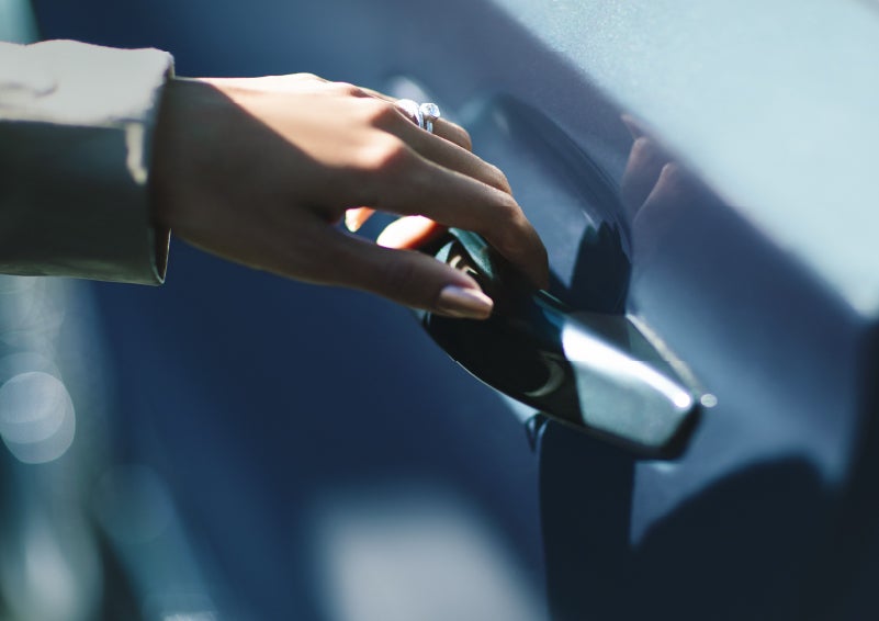 A hand gracefully grips the Light Touch Handle of a 2024 Lincoln Aviator® SUV to demonstrate its ease of use | Doral Lincoln in Doral FL
