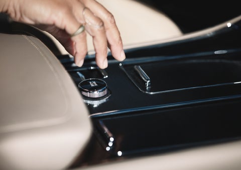 A hand reaching for the Lincoln Drive Modes knob of a 2024 Lincoln Aviator® SUV | Doral Lincoln in Doral FL