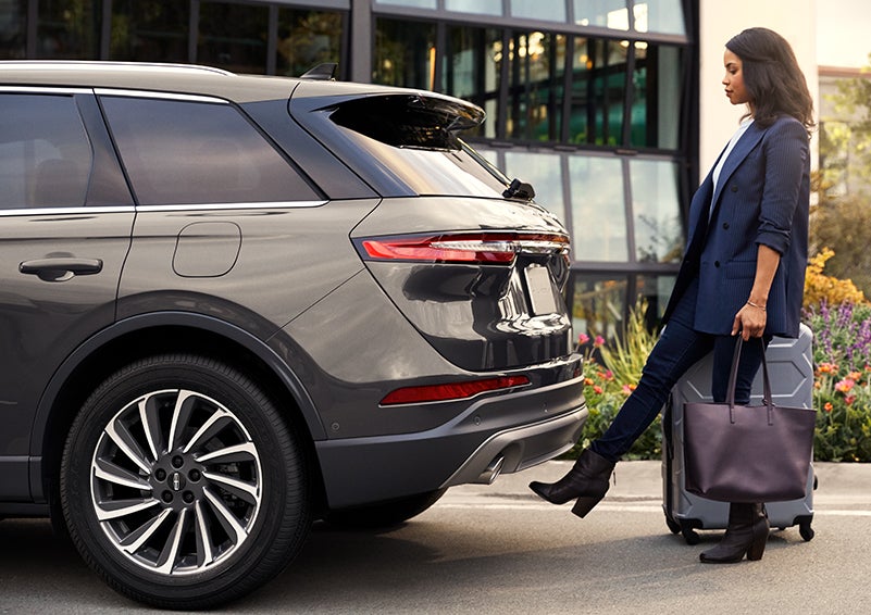 A woman with her hands full uses her foot to activate the available hands-free liftgate. | Doral Lincoln in Doral FL