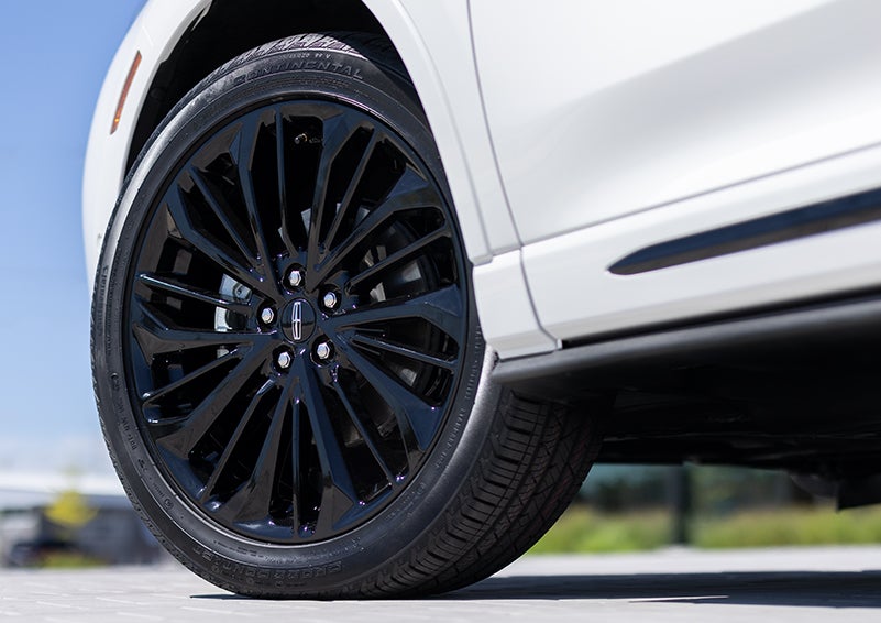 The stylish blacked-out 20-inch wheels from the available Jet Appearance Package are shown. | Doral Lincoln in Doral FL