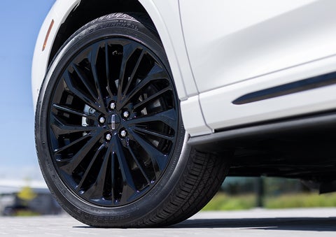 The stylish blacked-out 20-inch wheels from the available Jet Appearance Package are shown. | Doral Lincoln in Doral FL