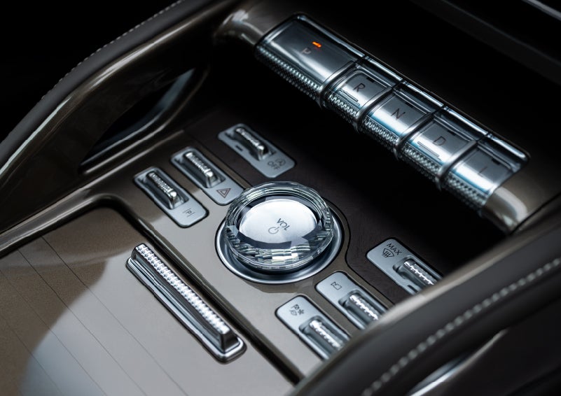 A crystal-inspired volume knob is shown in the center floor console of a 2024 Lincoln Nautilus® SUV. | Doral Lincoln in Doral FL