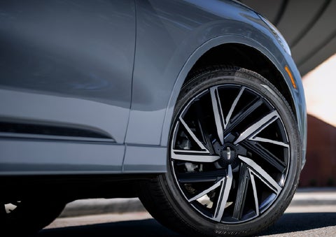 The wheel of the 2027 Lincoln Aviator® Black Label™ SUV is shown slightly angled out. | Doral Lincoln in Doral FL